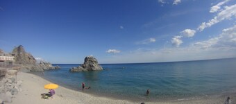 パノラマベランダのあるペントハウスは、イオニア海からすぐ近くの自然に浸っています