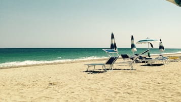 Una spiaggia nelle vicinanze, lettini da mare