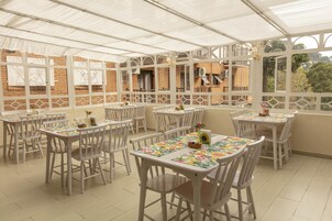 Café da manhã com buffet grátis todos os dias