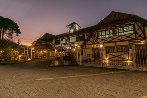 Fachada da propriedade à noite