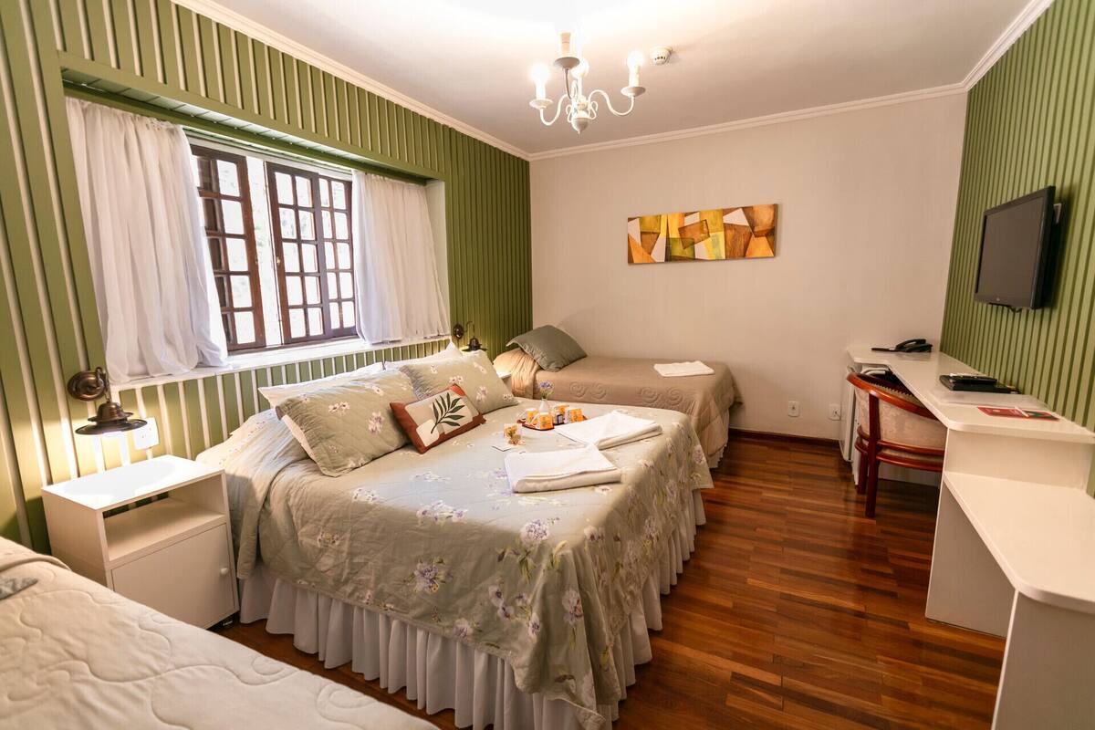 Frigobar, cofres nos quartos, escrivaninha, cortinas blackout