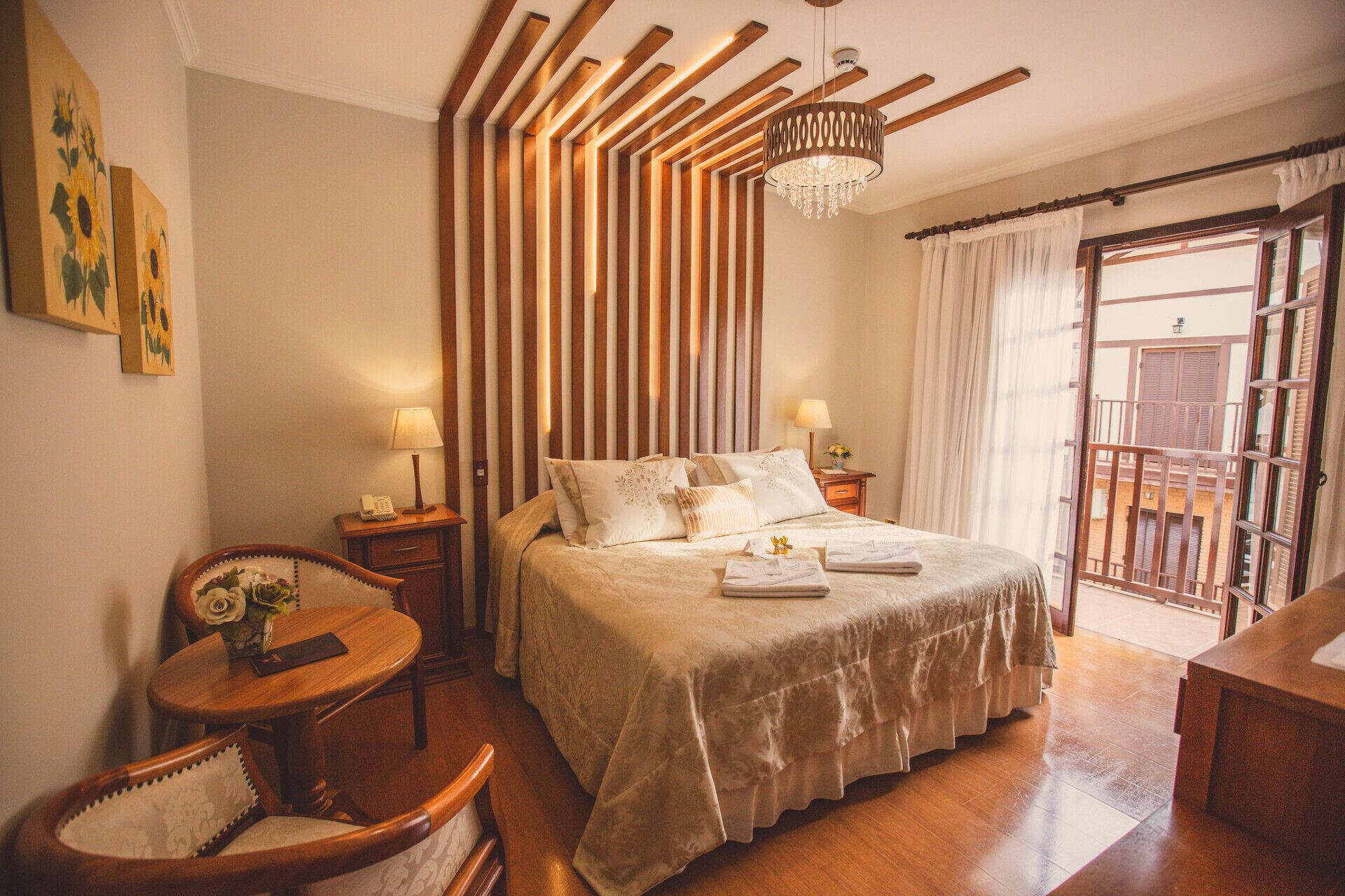 Frigobar, cofres nos quartos, escrivaninha, cortinas blackout