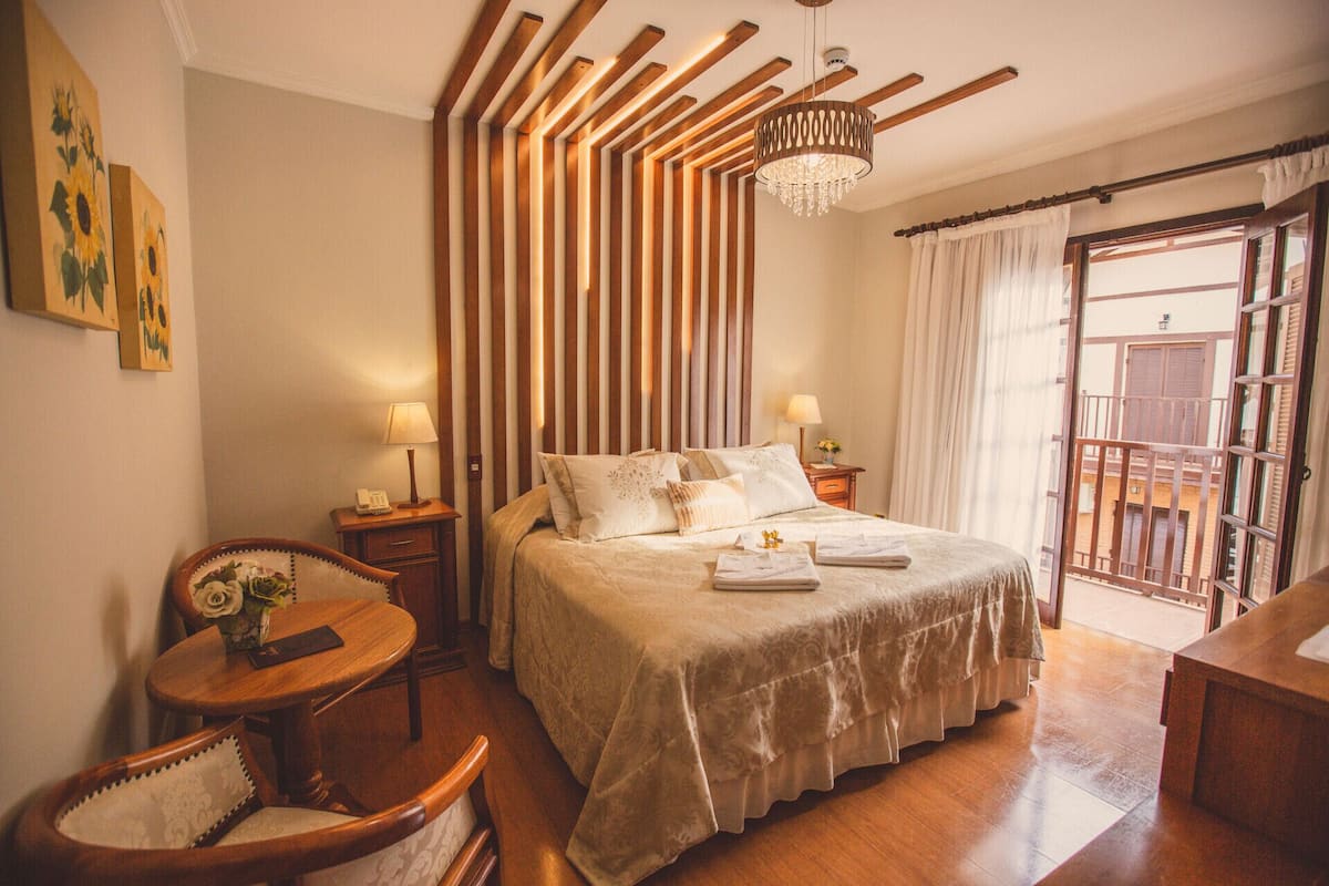 Frigobar, cofres nos quartos, escrivaninha, cortinas blackout