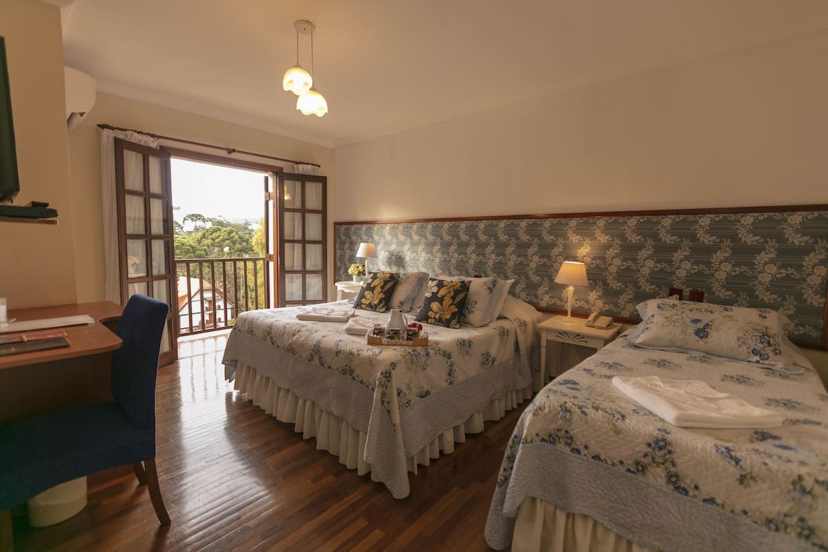 quarto luxo triplo | minibar, in-room safe, desk, blackout curtains