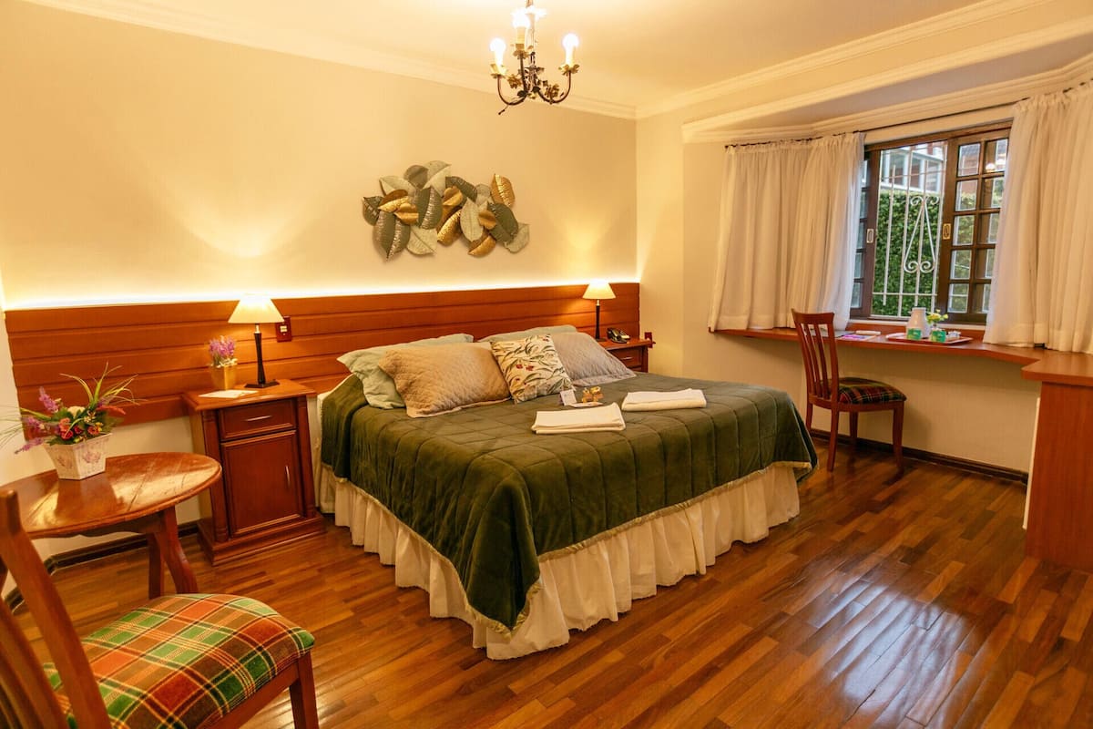 Frigobar, cofres nos quartos, escrivaninha, cortinas blackout