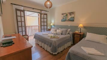 Quarto Luxo Triplo | Frigobar, cofres nos quartos, escrivaninha, cortinas blackout