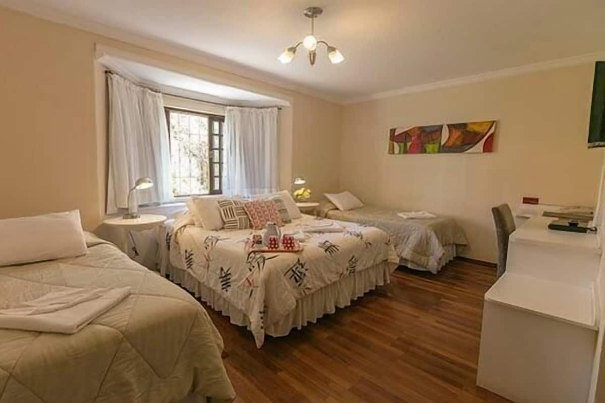 Een minibar, een kluis op de kamer, een bureau, verduisterende gordijnen