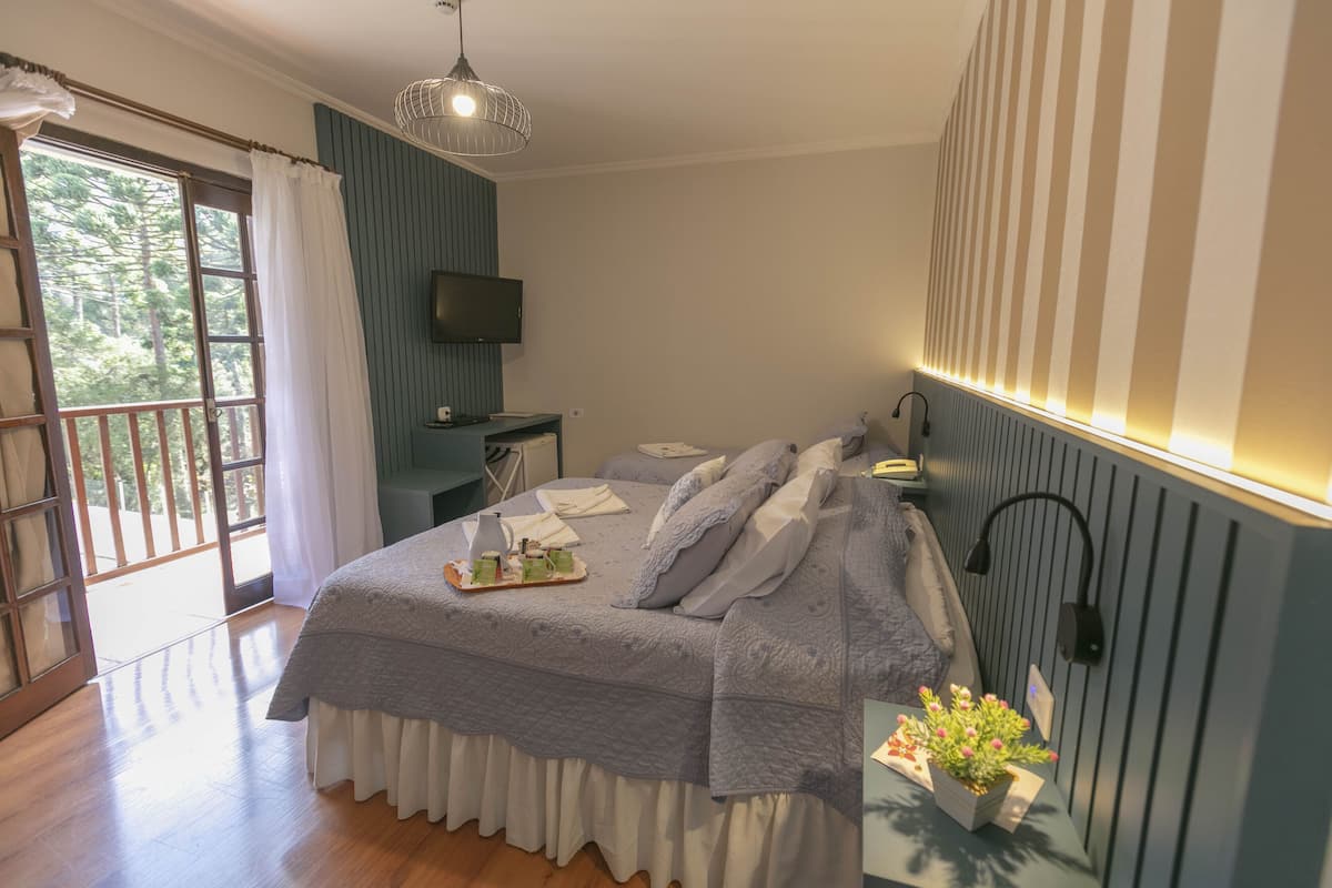 quarto luxo triplo | minibar, in-room safe, desk, blackout curtains