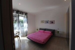 2 habitaciones, escritorio, tabla de planchar con plancha y wifi gratis 