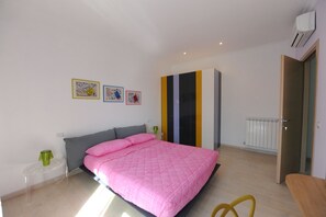 2 habitaciones, escritorio, tabla de planchar con plancha y wifi gratis 