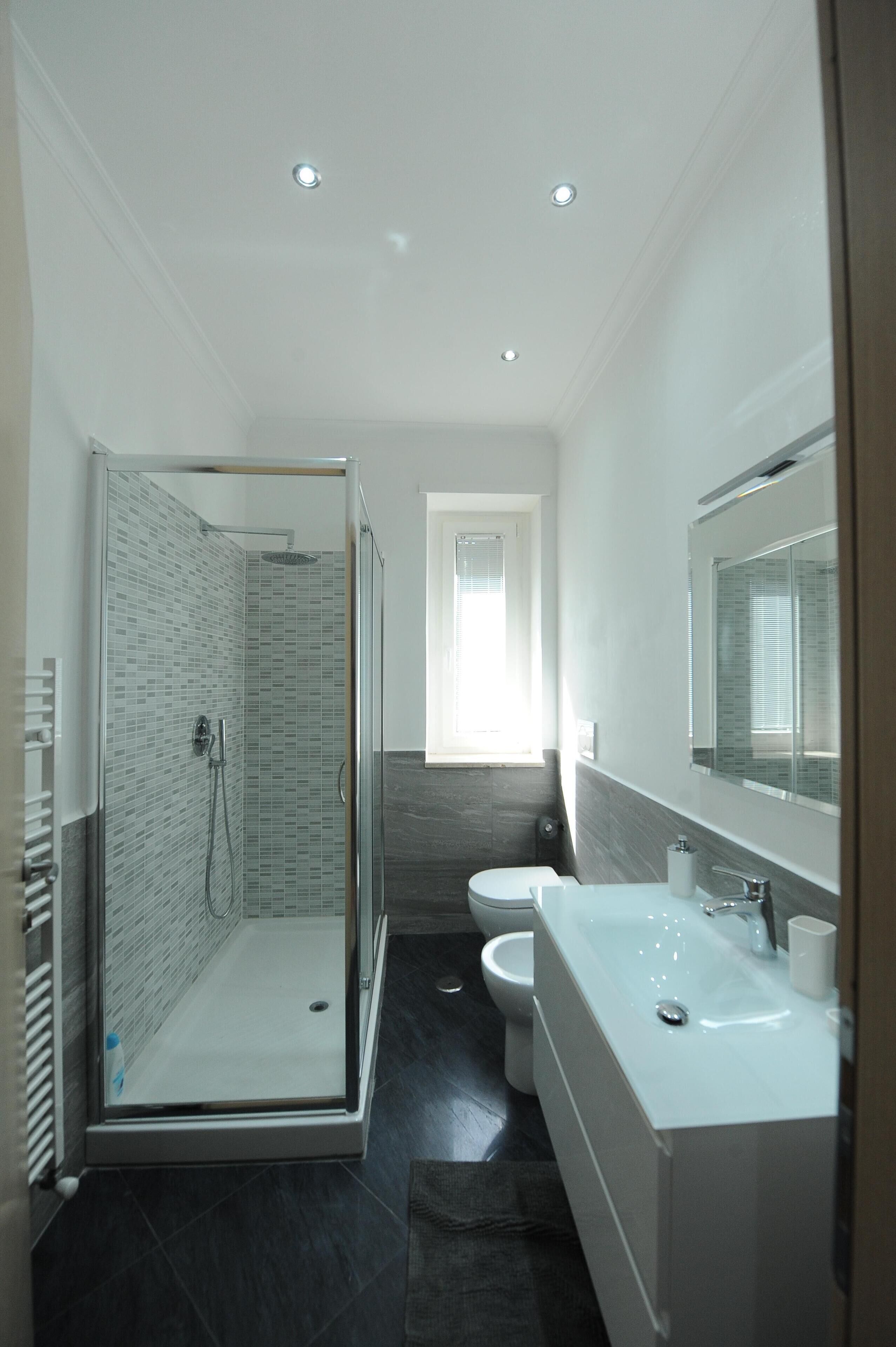 Douche, sèche-cheveux, bidet, serviettes fournies