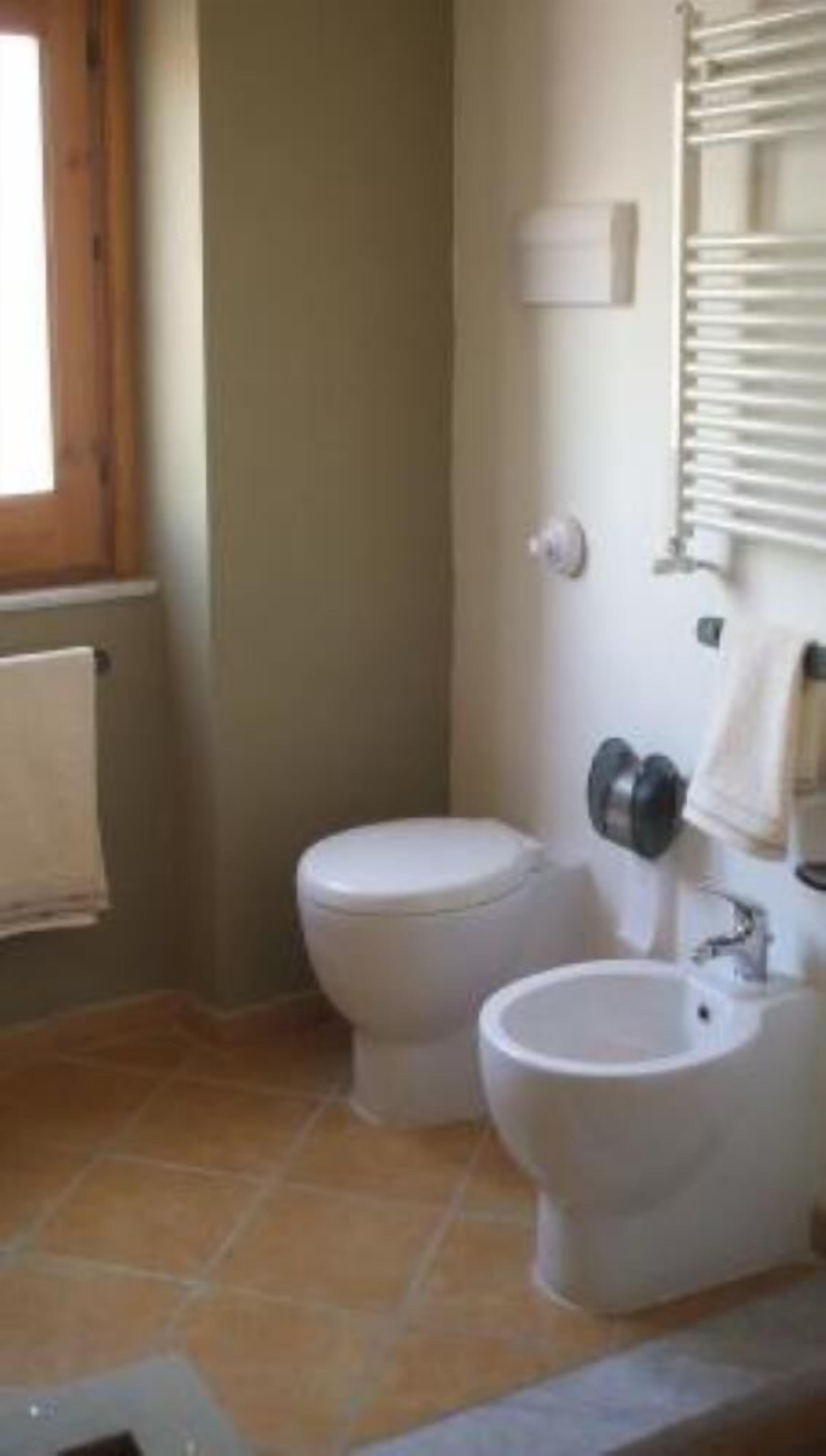 Ensemble douche/baignoire, sèche-cheveux, bidet, serviettes fournies