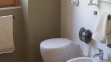 Duschwanne, Haartrockner, Bidet, Handtücher