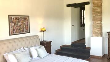 5 bedrooms, iron/ironing board, free WiFi, bed sheets