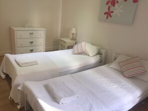 2 chambres, chambres insonorisées, fer et planche à repasser