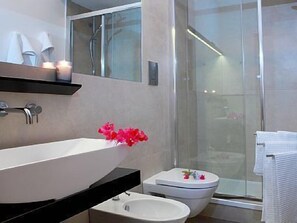 Dusche, Haartrockner, Bidet, Handtücher
