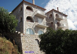 Un edificio de piedra con varios balcones y ventanas arqueadas.