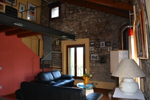 Smart-tv, eldstad, dvd-spelare och böcker