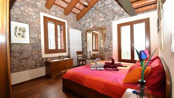 2 dormitoris, caixa forta a l'habitació i planxa i posts de planxar