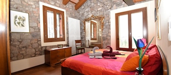 Apartment in an 18th century village in the regional park of the Euganean Hills