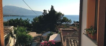 The House between Sea and Nature 