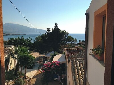 The House between Sea and Nature 