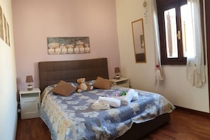 3 habitaciones, tabla de planchar con plancha, wifi y ropa de cama
