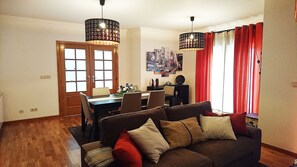 Fernseher, Kamin, BĂŒcher