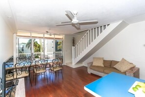 Apartment, 2 Schlafzimmer | Essbereich im Zimmer