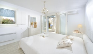 4 bedrooms, in-room safe, desk, iron/ironing board