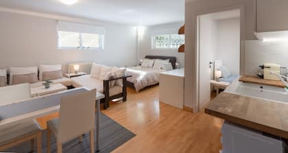 Bright, Cosy Studio near Glyfada Beach & Center