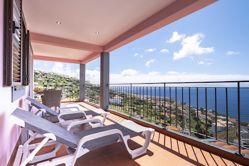 Holiday apartment- with large terrace with spectacular sea and mountain views