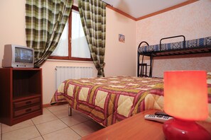 1 chambre, fer et planche à repasser, Wi-Fi gratuit, draps fournis