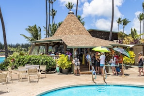 Bar en bord de piscine