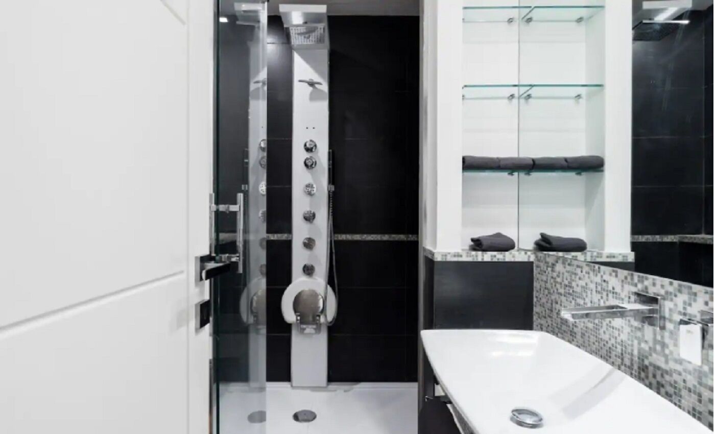 Doccia, vasca idromassaggio, asciugacapelli, bidet