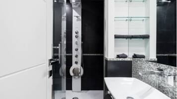 Doccia, vasca idromassaggio, asciugacapelli, bidet