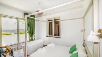 4 quartos, escrivaninha, ferros/tábuas de passar roupa