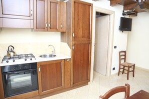 Een koelkast, een oven, een kookplaat, een koffiezetapparaat/waterkoker