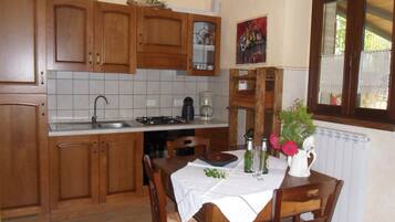 Kühlschrank, Ofen, Herdplatte, Wasserkocher mit Kaffee-/Teezubehör