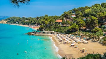 Playa en los alrededores, playa de arena blanca y toallas de playa