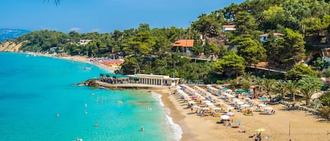 Beach nearby, white sand, beach towels, 2 beach bars