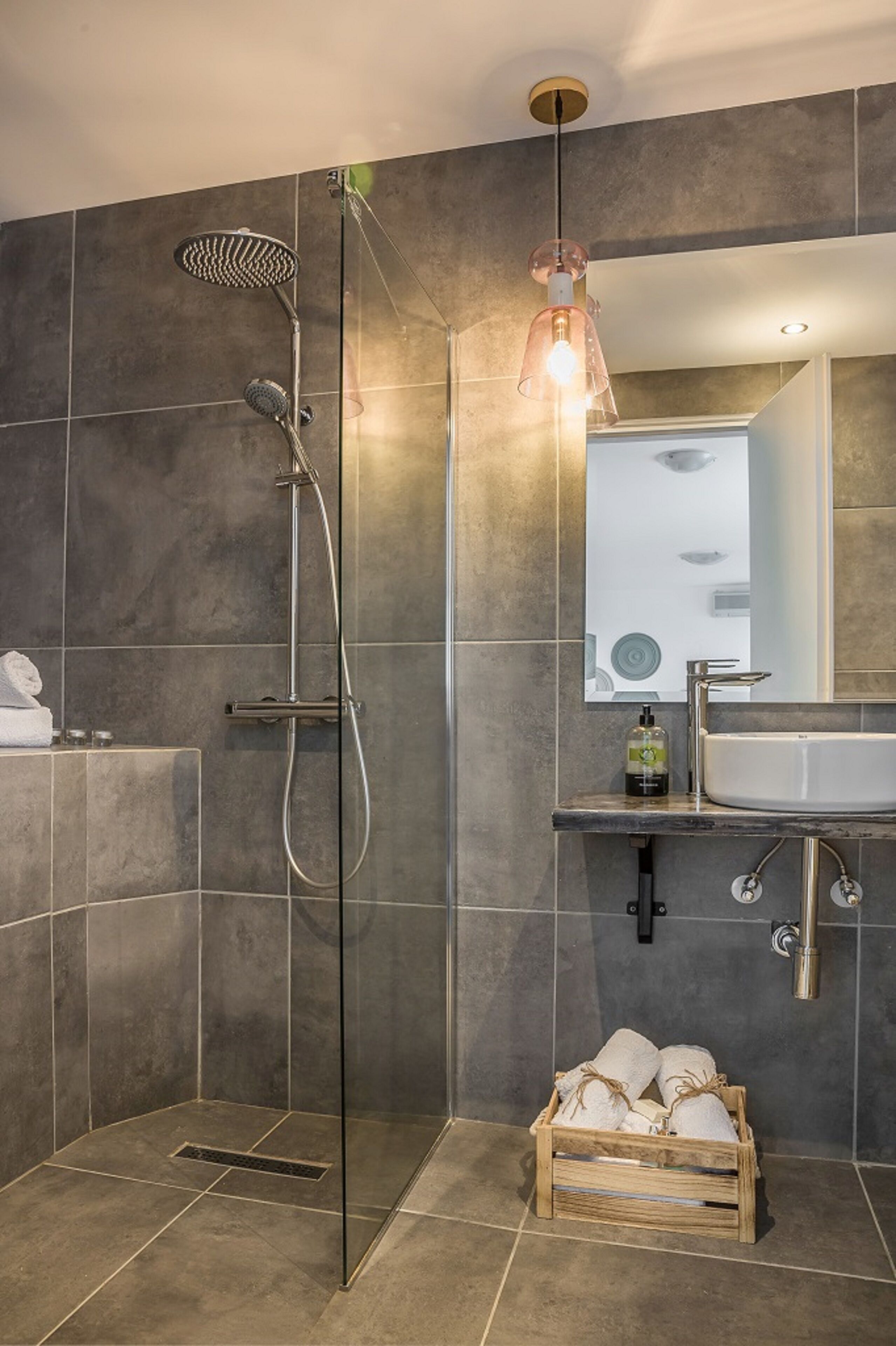 华丽开间套房, 阳台, 花园景观 | 浴室 | 免费洗浴用品、吹风机、毛巾