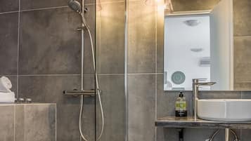 Deluxe Studio Suite, Balcony, Garden View | Bathroom | Free toiletries, hair dryer, towels