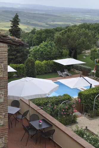 Apartment for 6 with 3 rooms near San Gimignano and Volterra.