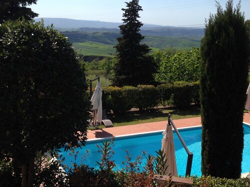 Apartment for 6 with 3 rooms near San Gimignano and Volterra.