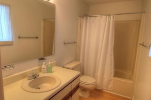 Studio | Bathroom | Bathtub, towels, shampoo