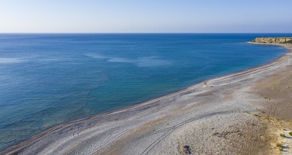 Live by the sea at House Almyra