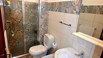 Dusche, Haartrockner, Bidet, Handtücher