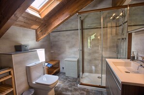 Douche, sèche-cheveux, serviettes fournies, papier toilette