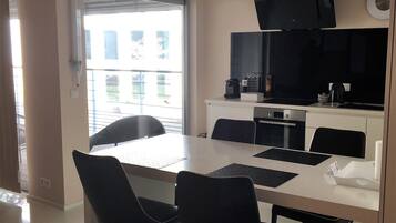 Coffee/tea maker, fridge, microwave, oven